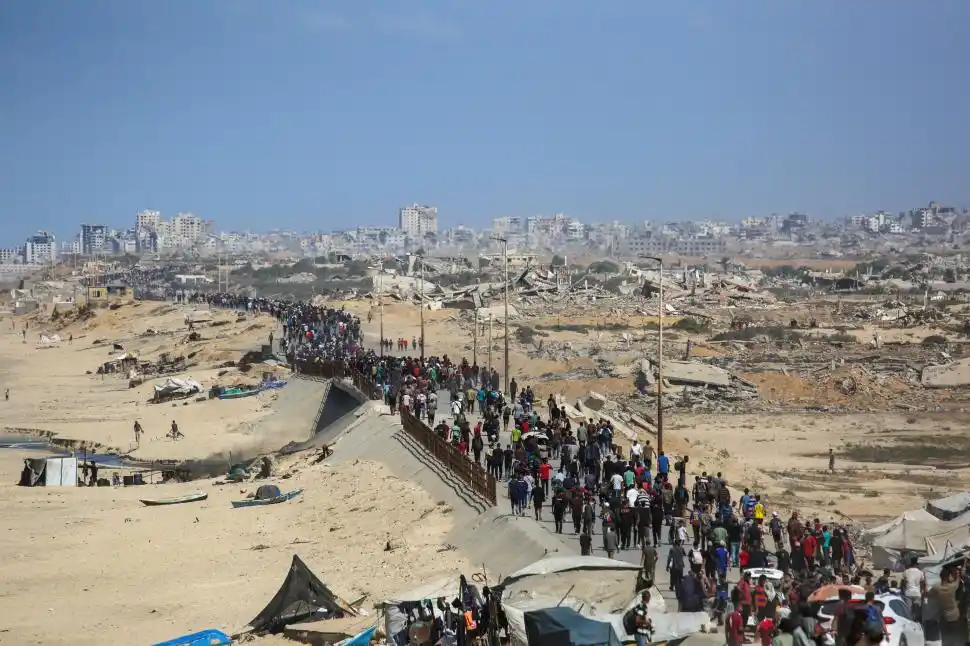 LA LARGA MARCHA. Miles de palestinos toman la ruta Al-Rashid hacia Ciudad de Gaza, desde Nuseirat.