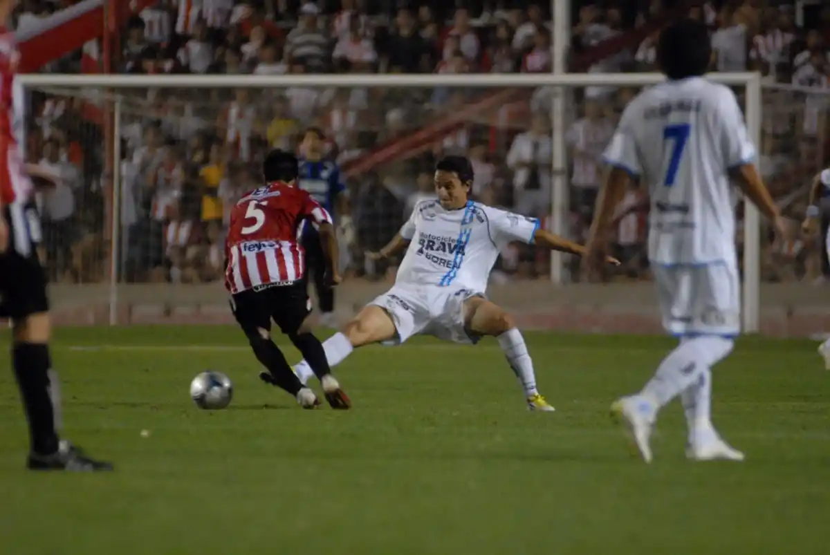 CRUCE CON HISTORIA. Instituto y Atlético se enfrentaron en 45 ocasiones. En la foto, de noviembre del 2012, Diego Barrado intenta recuperar la pelota ante la atenta mirada de Luis Miguel Rodríguez (7).