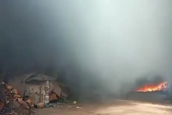 Se incendió una chatarrería en Lastenia: trabajaron dotaciones de bomberos y la policía