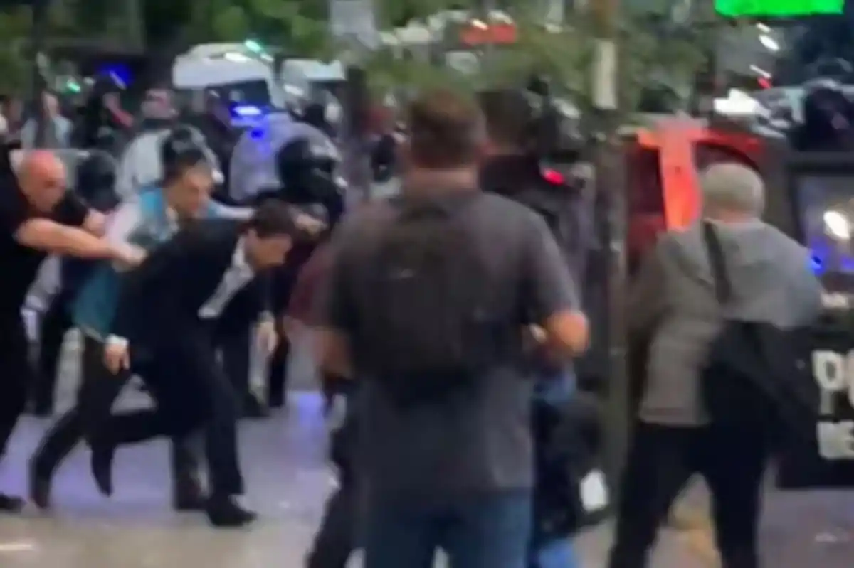 MÁXIMA TENSIÓN. Marcelo Moretti tuvo que abandonar la sede corriendo y en patrullero por las protestas.