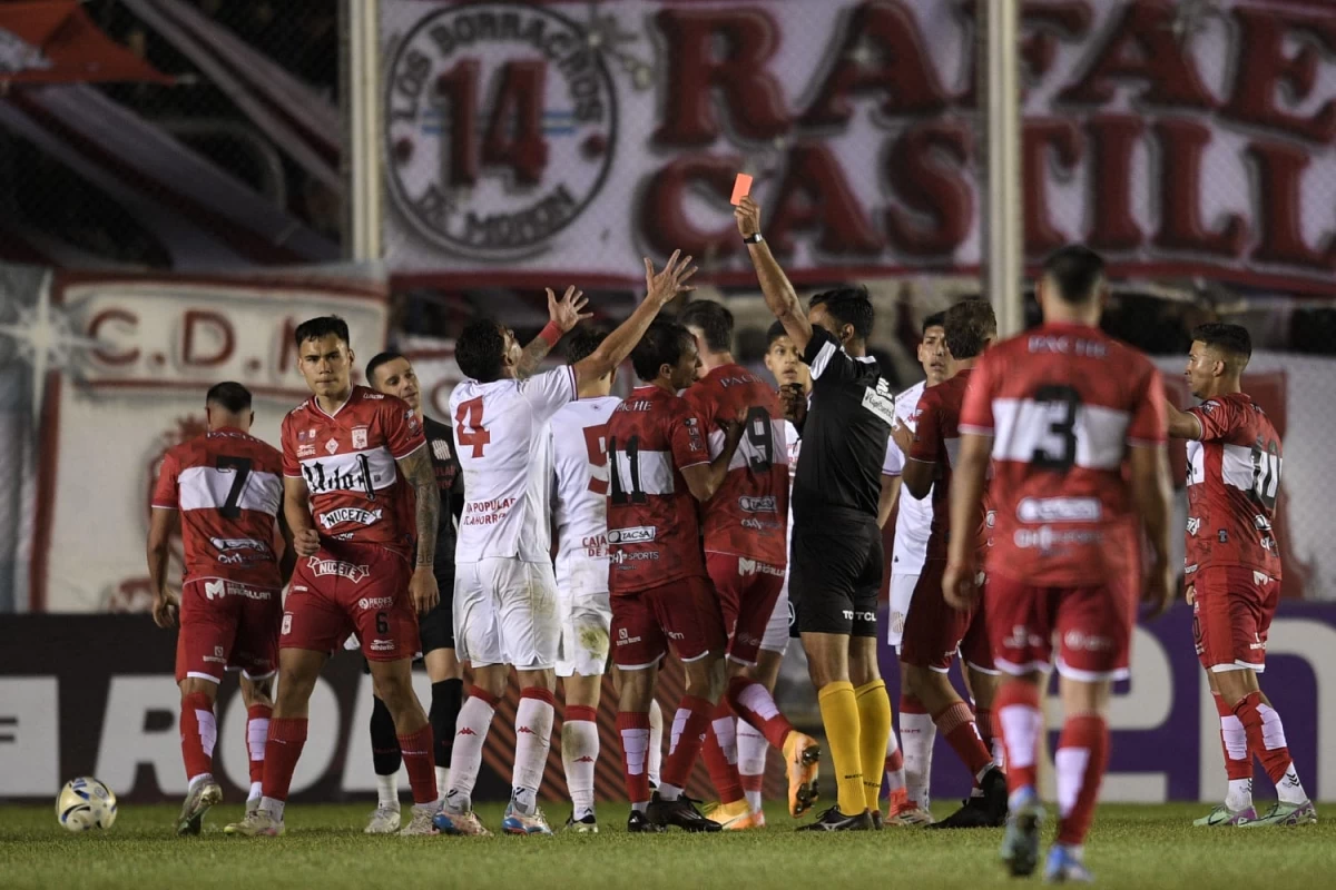 NO LO PUEDE CREER. Federico Murillo recibió la tarjeta roja y dejó al Santo con diez jugadores.