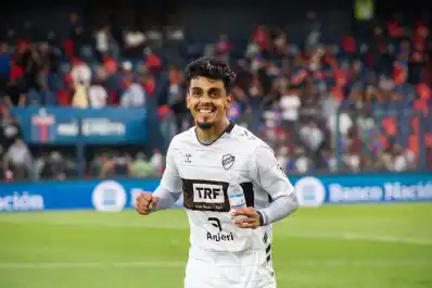 El paraguayo que revoluciona el Clausura: quién es Ronaldo Martínez, el goleador de Platense