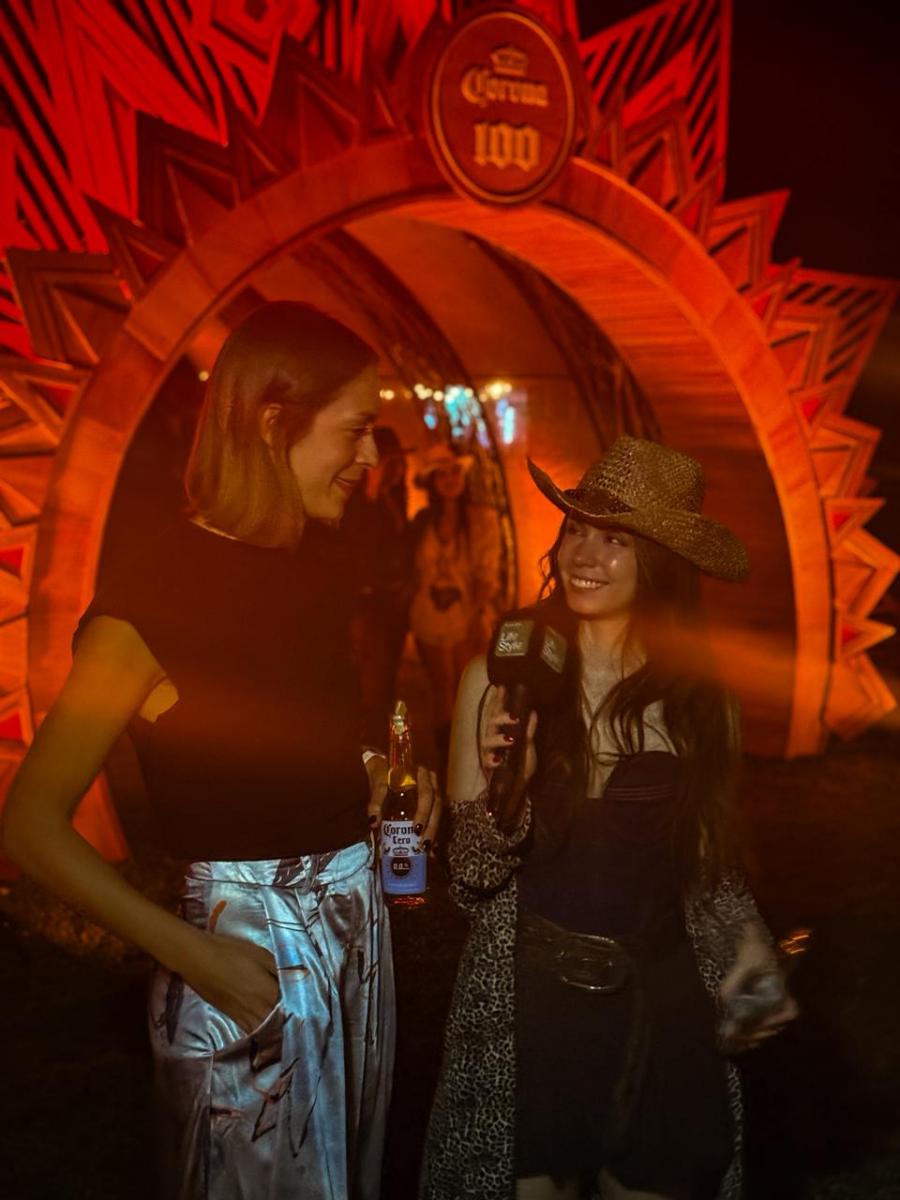 A la izquierda Milagros Leivar, Brand Manager de Corona