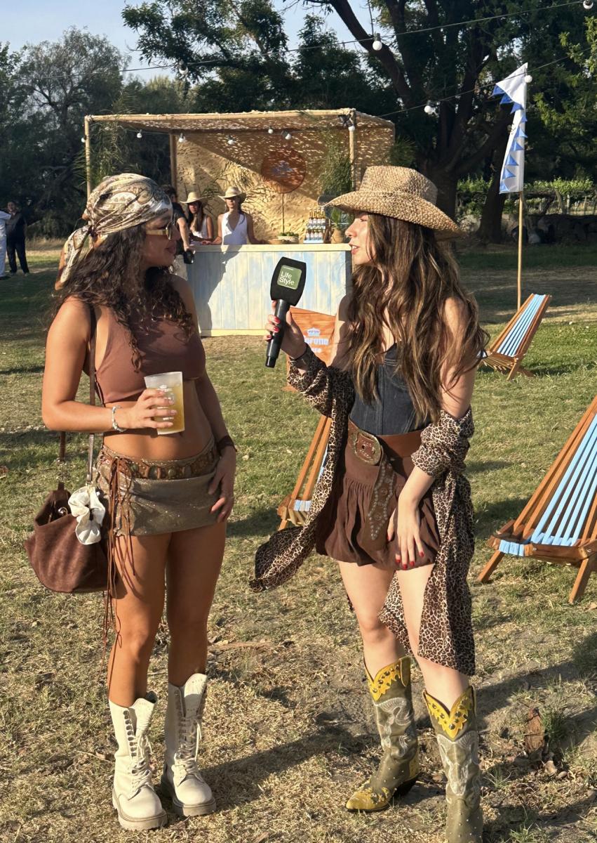 En la cabeza, la gente llevó sombreros estilo cowboy, las famosas gorras cup y pañuelos