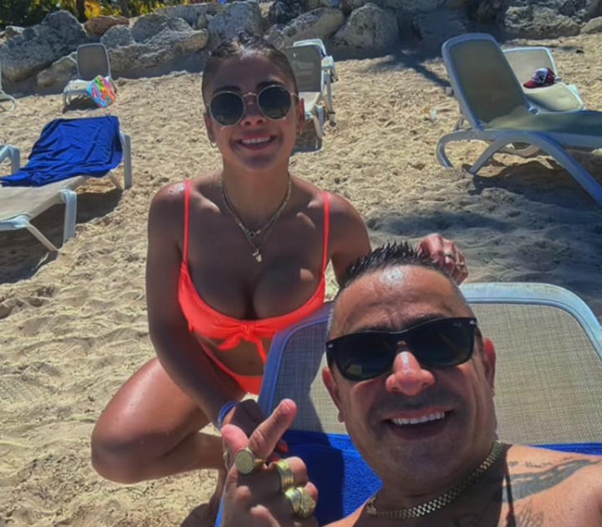 DE VACACIONES. El acusado y su novia en una playa colombiana.