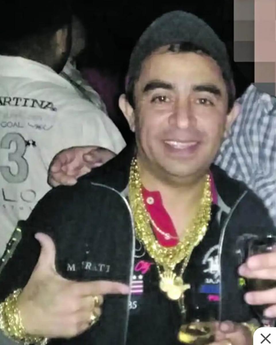 TODO UN LUJO. El procesado con sus collares de oro.
