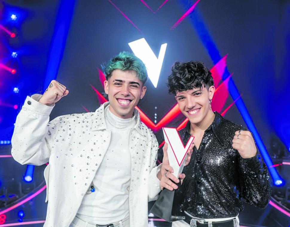 PRIMER LUGAR. Nicolás Behringer posa junto a su coach, Luck Ra.