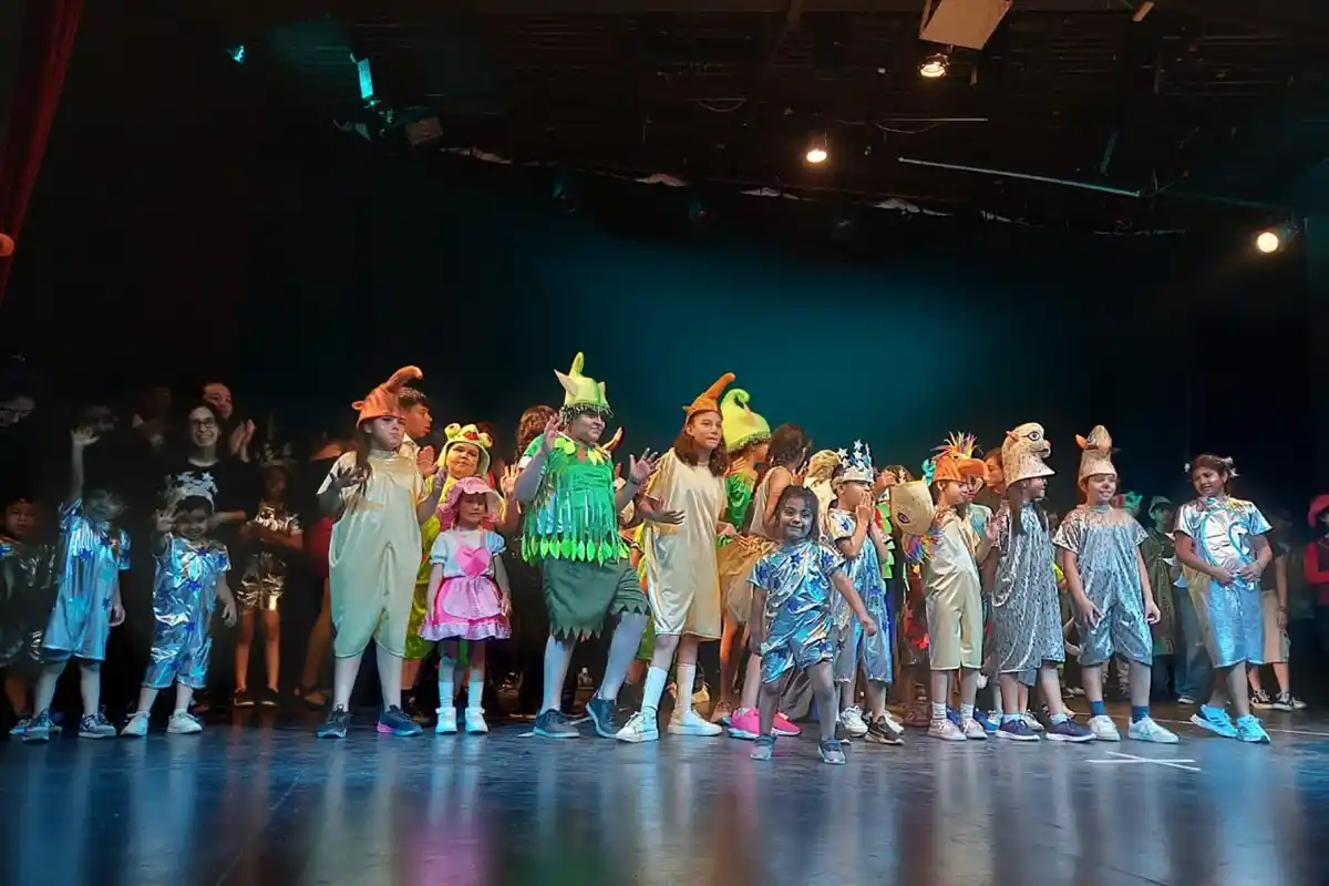 EN DOS LENGUAS. Propuesta hablada y con señas.