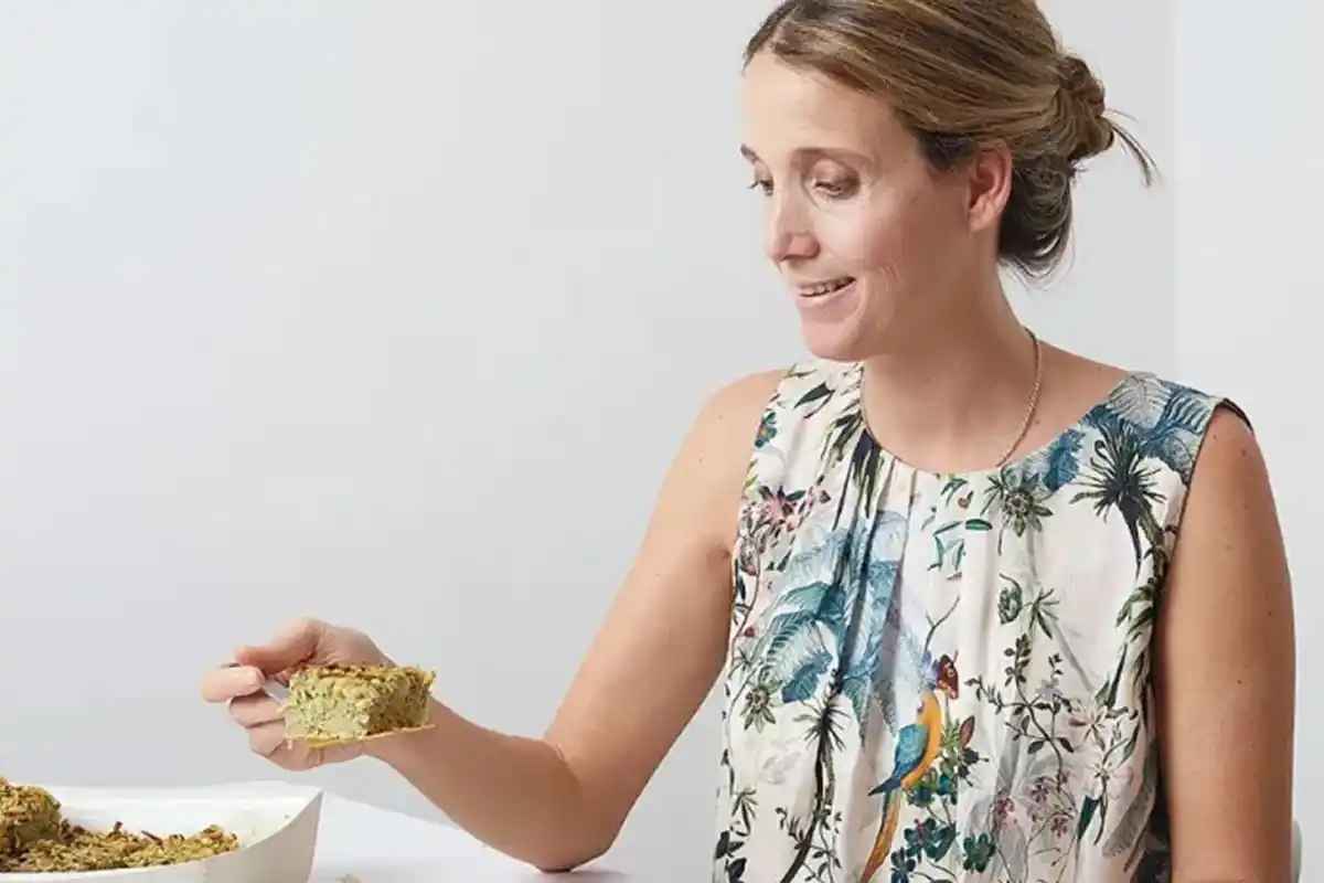 NUTRICIONISTA. Malena Ramos Mejía probando una de sus tantas recetas gluten free.