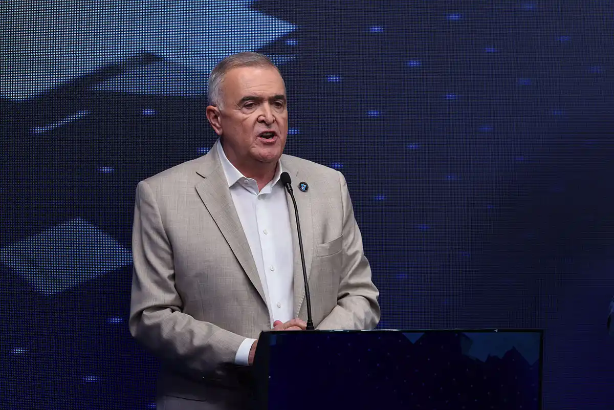 Envueltos entre la polarización y la testimonialidad