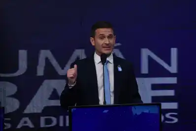 La cuarta banca se pelea, o se defiende, con uñas y dientes