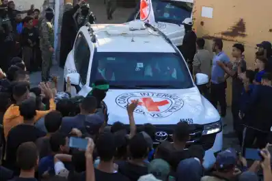 Hamas entregó los cuerpos de otros cuatro rehenes israelíes, pero aún retiene a una veintena