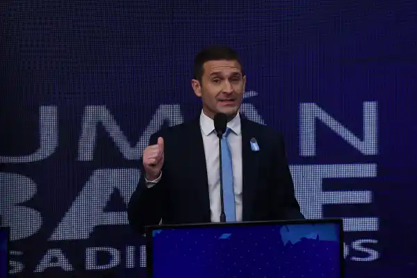 La cuarta banca se pelea, o se defiende, con uñas y dientes