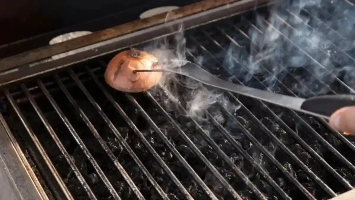 Para qué sirve pasar una cebolla por la parrilla