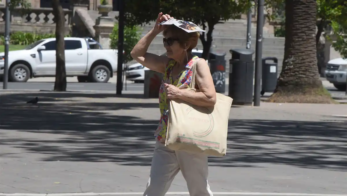 SOL A PLENO. Las tucumanas y tucumanos deberán extremar los cuidados para evitar prolongadas exposiciones al sol.