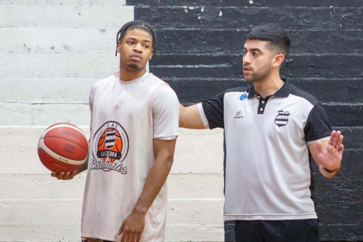 ENTRENAMIENTO. DJ Alicea escucha atentamente las indicaciones de Fabricio Espósito, el entrenador de Estudiantes.