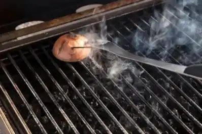 Para qué sirve pasar una cebolla por la parrilla