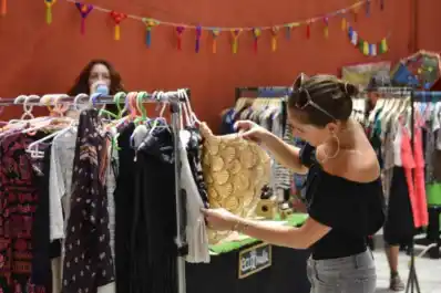 La hija de un ícono del rock argentino vende ropa de segunda mano en una feria
