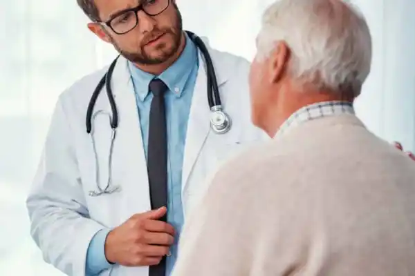 Cómo reconocer síntomas graves en personas mayores de 70 años a tiempo