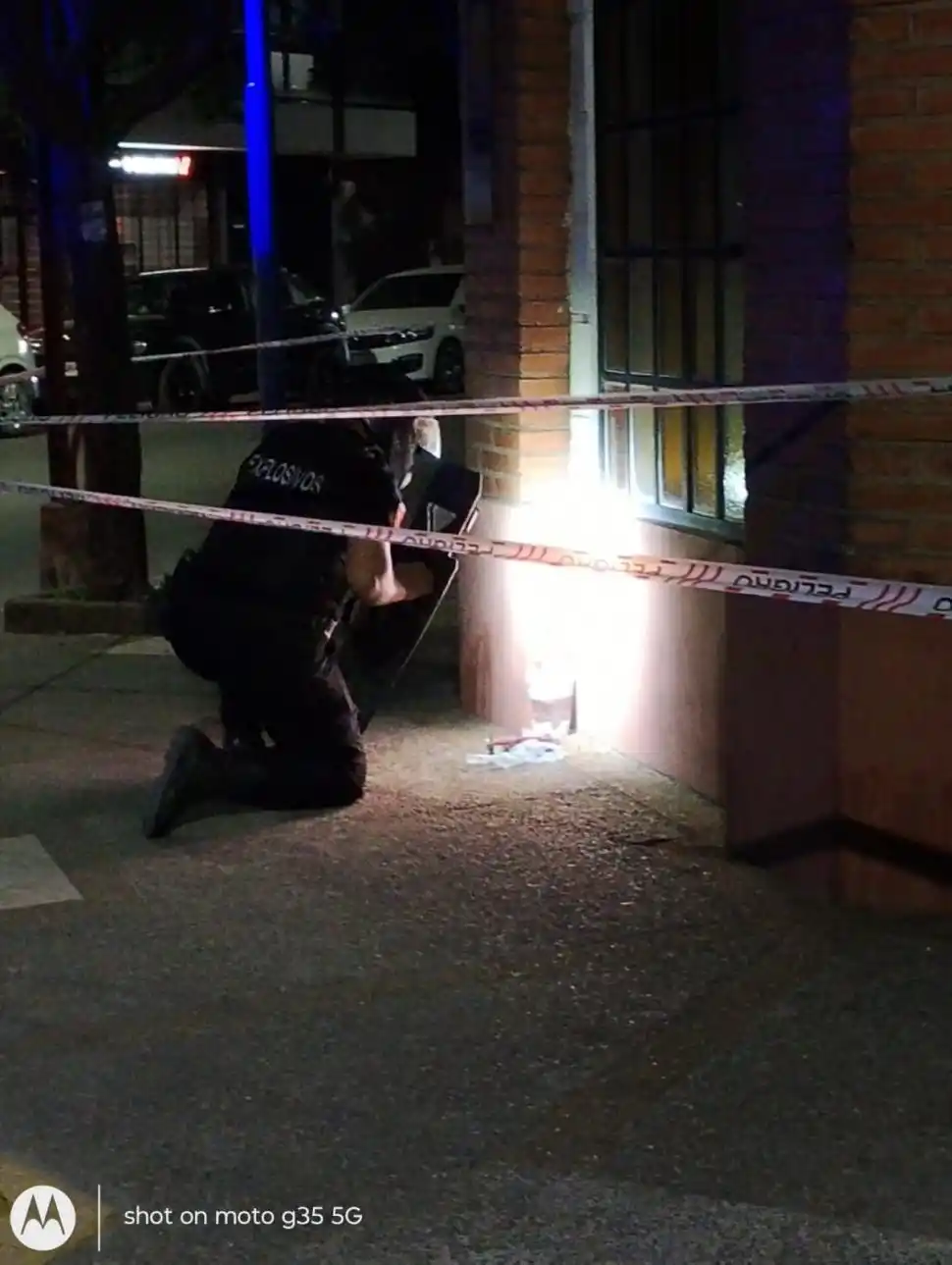 VEREDA. Un especialista analiza el supuesto artefacto explosivo.