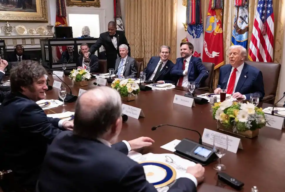 EN WASHINGTON. Donald Trump y sus colaboradores recibieron a Javier Milei y a la comitiva argentina en la Sala del Gabinete de la Casa Blanca.