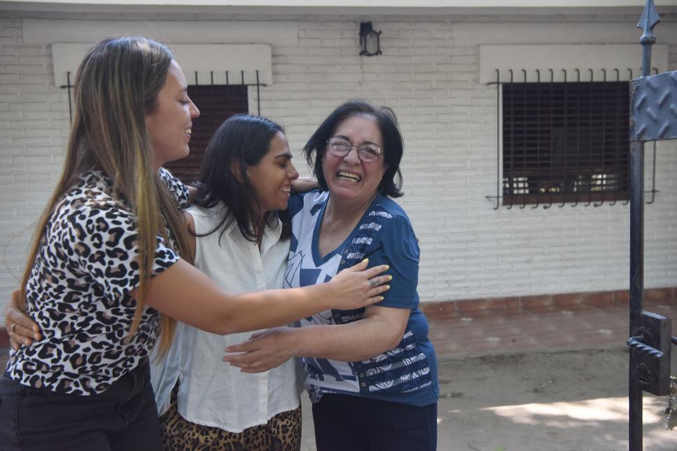 ALEGRÍA COMPARTIDA. La ganadora, con sus colegas y compañeras.