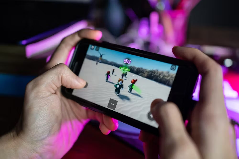 EN PANTALLAS DE DISTINTO TIPO. Roblox y otras aplicaciones utilizan un diseño persuasivo tecnológico.