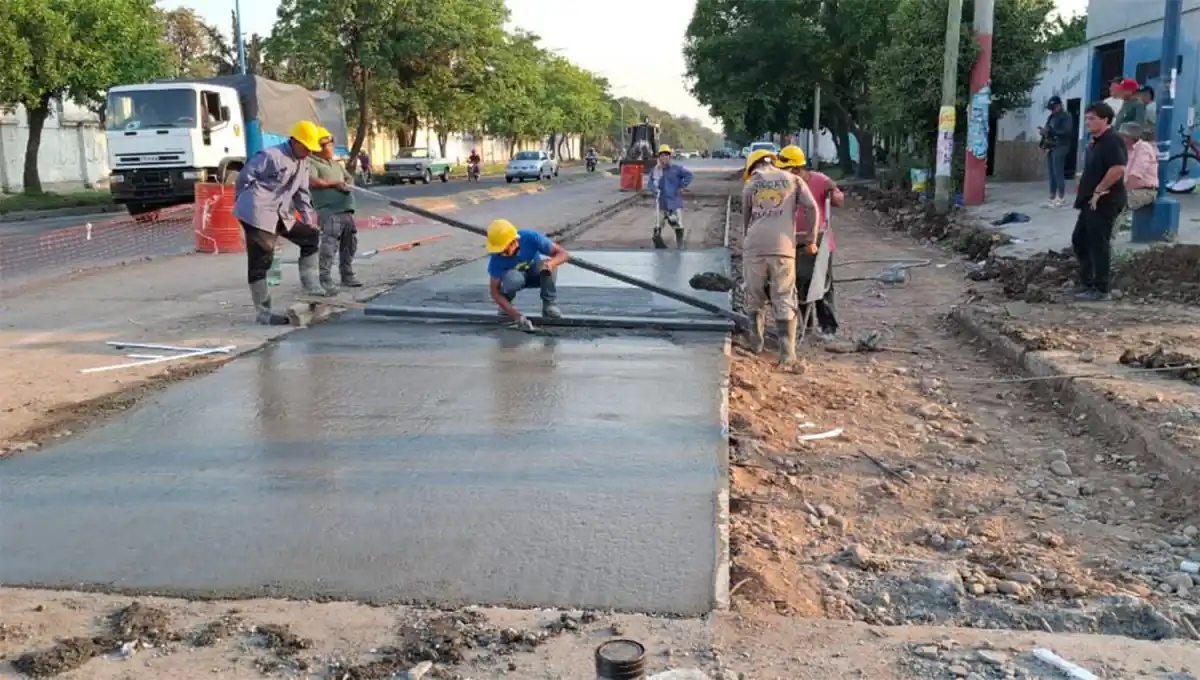 RENOVACIÓN. Obras Públicas de la municipalidad realiza desde hace semanas mejoras en la carpeta asfáltica de diferentes calles de la ciudad.