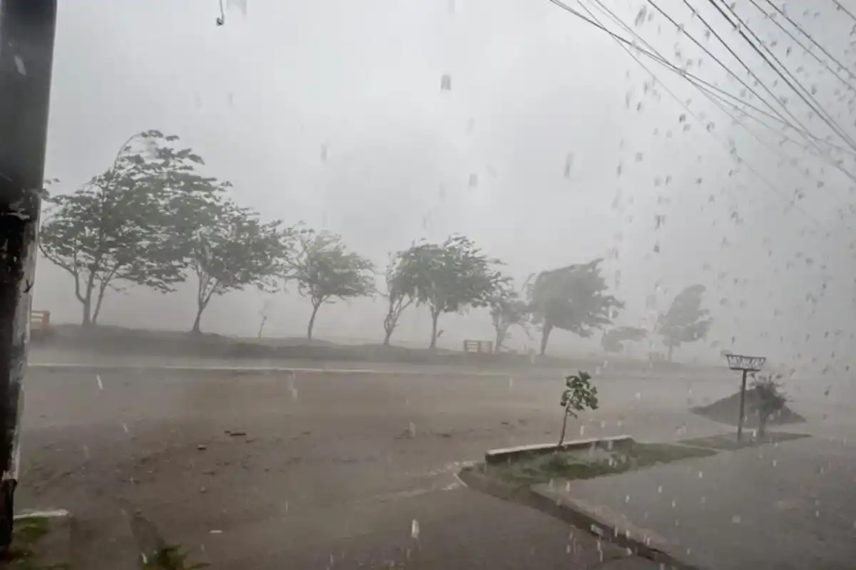 Lo que dejó la tormenta en Delfín Gallo: un derrumbe, voladura de techos, agua en las casas y una comuna sin luz