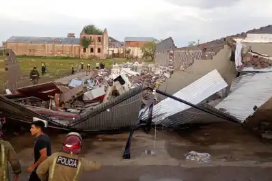 La tormenta derribó una pared de un supermercado en Delfín Gallo y hubo intentos de saqueo