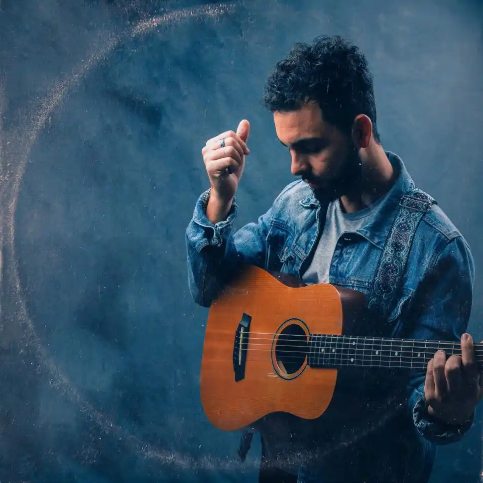 DISTINTOS GÉNEROS. Lucas Aráoz personifica la búsqueda constante.