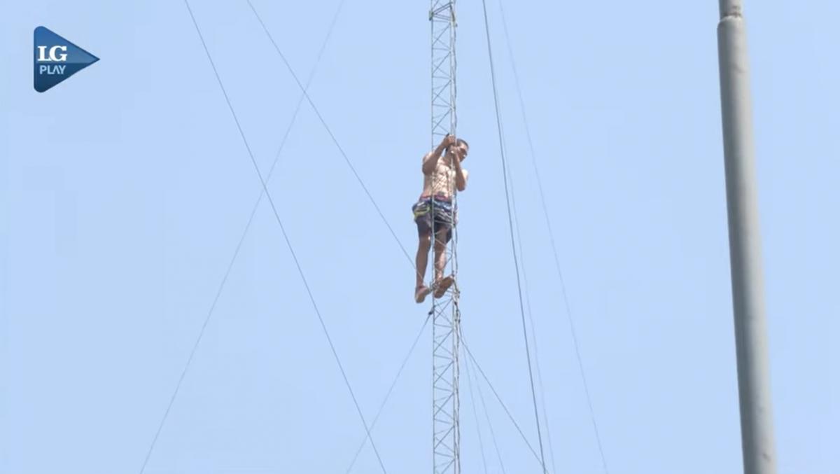 De la detención al grito de auxilio: un joven se trepó a una antena y pidió ayuda para superar su adicción