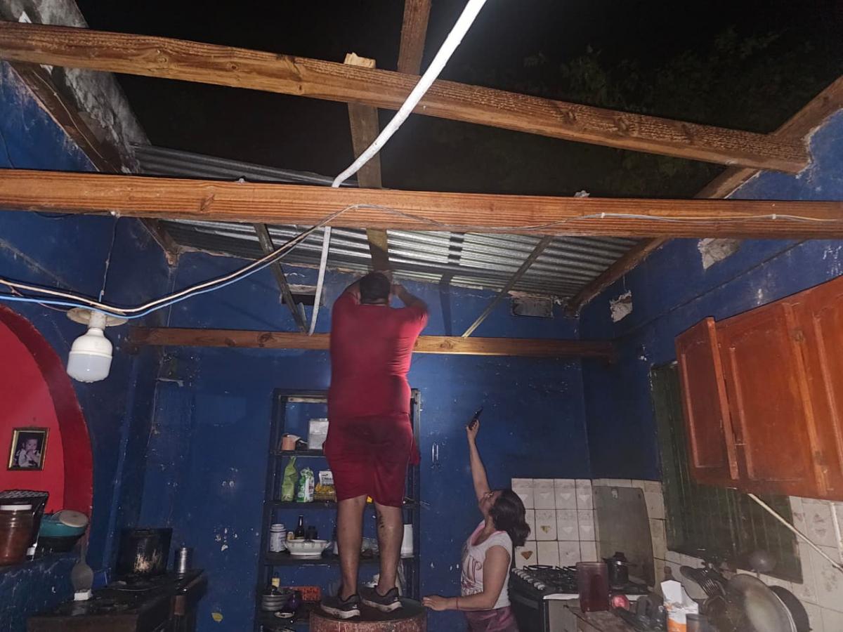 Lo que dejó la tormenta en Delfín Gallo: un derrumbe, voladura de techos, agua en las casas y una comuna sin luz