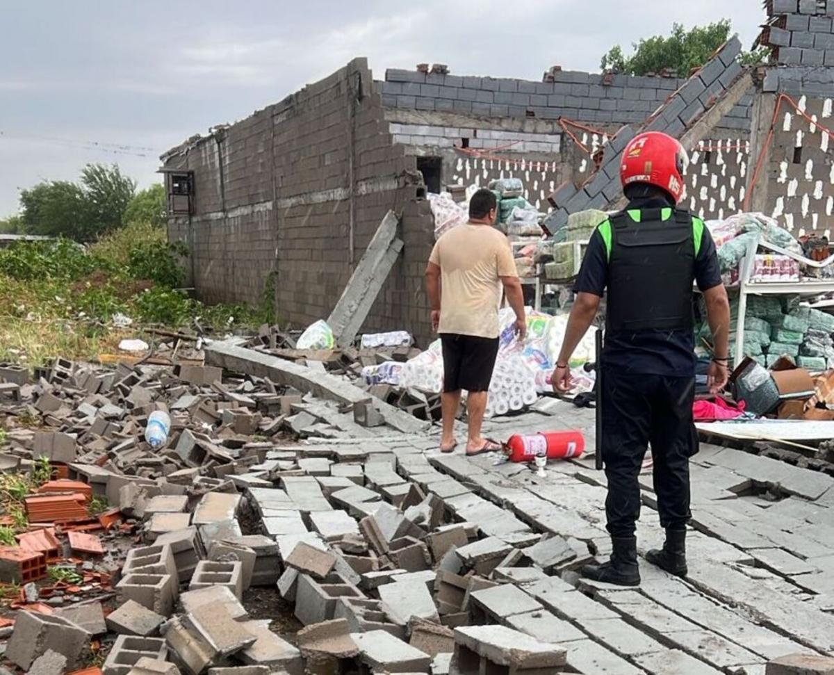 La tormenta derribó una pared de un supermercado en Delfín Gallo y hubo intentos de saqueo