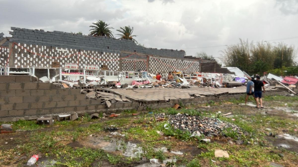 La tormenta derribó una pared de un supermercado en Delfín Gallo y hubo intentos de saqueo