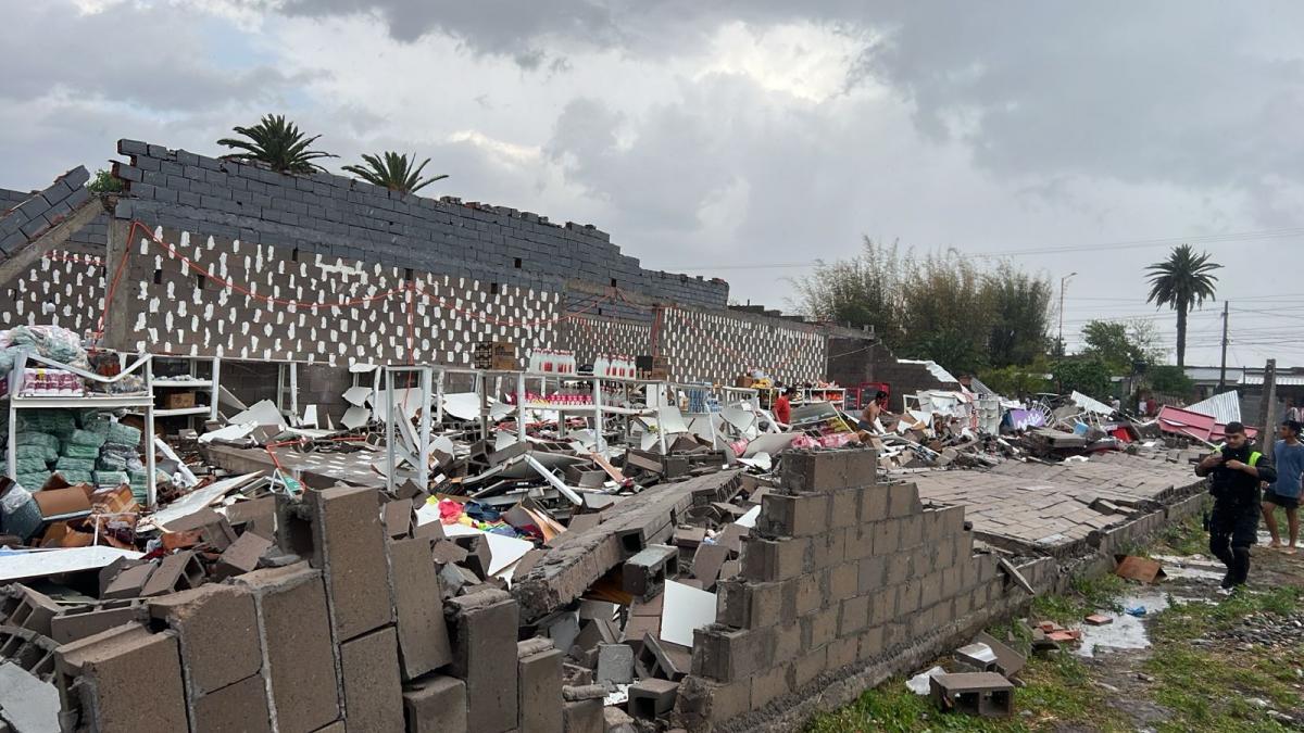 La tormenta derribó una pared de un supermercado en Delfín Gallo y hubo intentos de saqueo