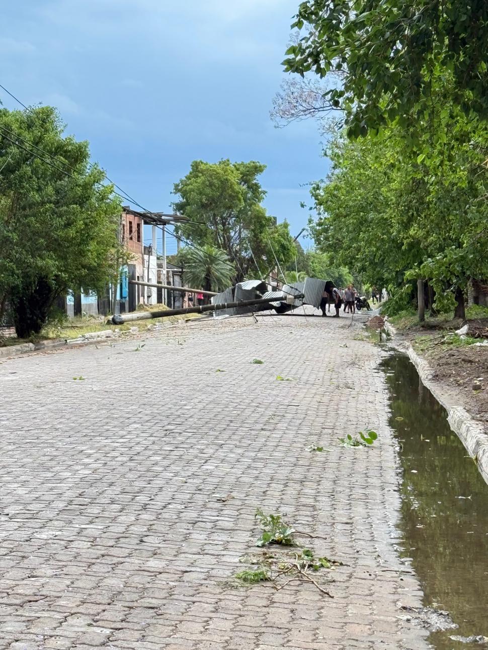DESTROZOS. El temporal causó caídas de postes y un corte de luz.