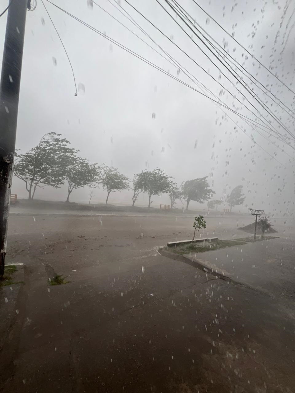 AGUA Y GRANIZO. Las ráfagas de viento impedían la visibilidad.