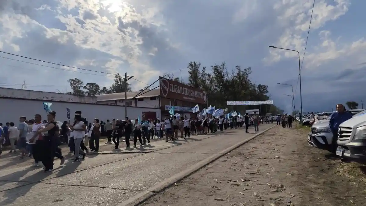 Los militantes empiezan a colmar el lugar
