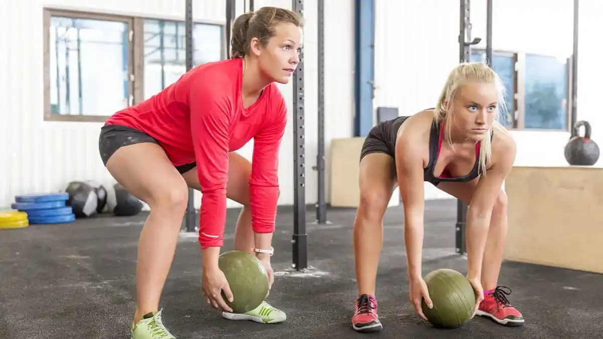 Ball slam: el ejercicio viral que ayuda a quemar grasa y libera el estrés
