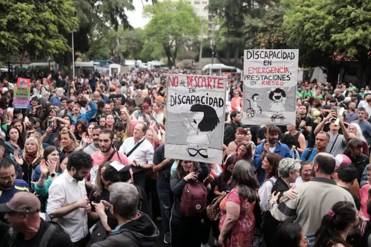 Forcejeos y tensión en la Agencia de Discapacidad por una protesta contra los recortes