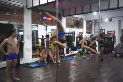 El pole dance como deporte y arte en Tucumán