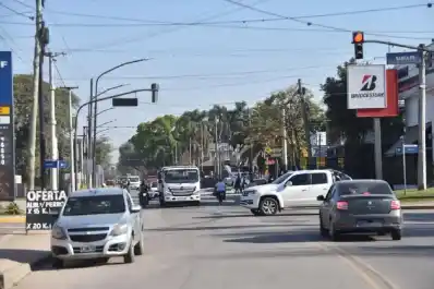 “Nunca piensan en los comerciantes”: preocupación en Yerba Buena por la falta de estacionamiento en una avenida clave