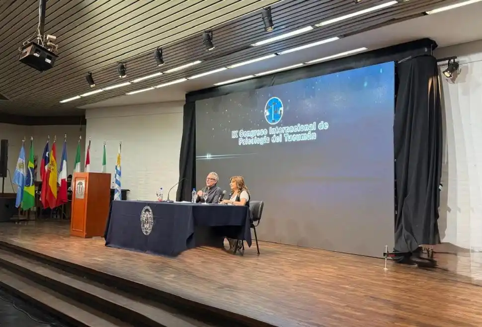 EN PLENA DISERTACIÓN. Daniel Korinfeld habla durante la apertura del Congreso. A su lado, Nora Abate, presidenta del Comité Organizador.