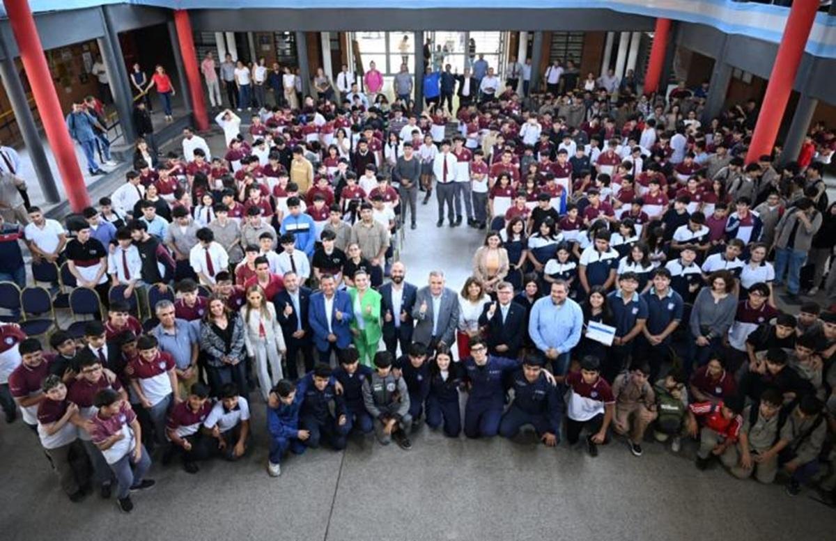 Jaldo recorrió una escuela donde los alumnos crearon un auto eléctrico