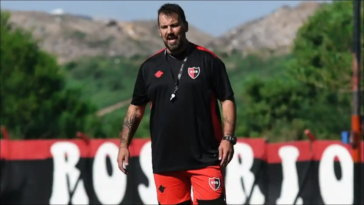 FIN ABRUPTO. Ignacio Astore le comunicó a “Ogro” Fabbiani su salida tras la caída ante Argentinos Juniors.