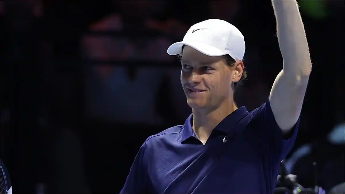 REY EN RIAD. Jannik Sinner celebra la victoria sobre Carlos Alcaraz en la final del Six Kings Slam, donde volvió a coronarse campeón.