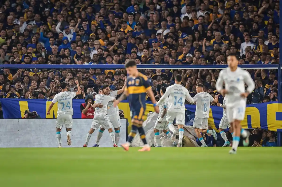 Boca recordó a Russo en una Bombonera colmada, pero no pudo evitar la derrota ante Belgrano