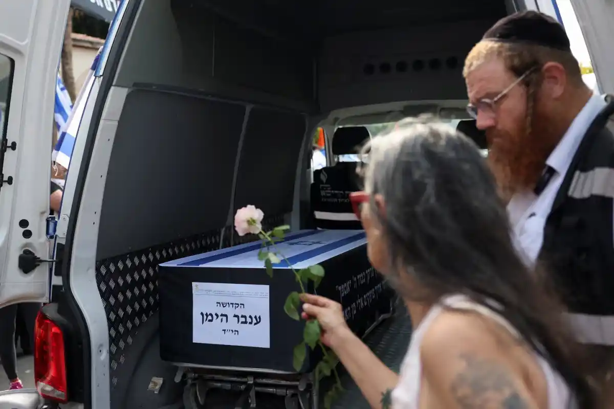 Hamas entregó otros dos cuerpos de rehenes israelíes y crece la tensión por la ayuda humanitaria en Gaza