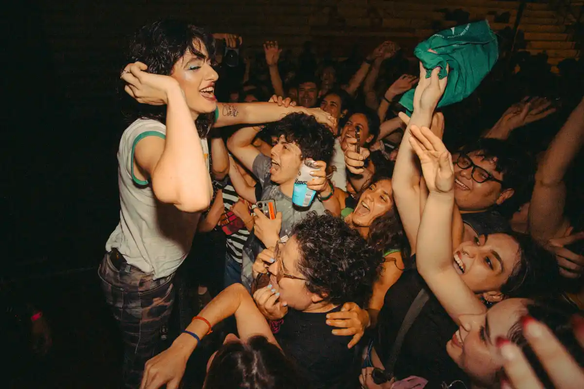 Marilina Bertoldi celebrando con los fanáticos 